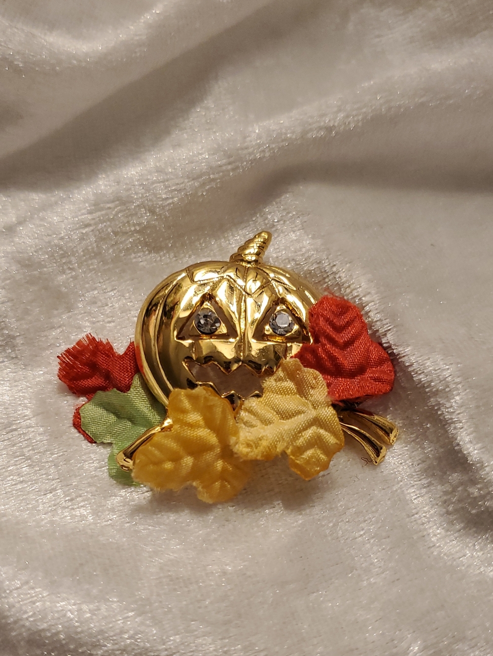 Vintage AVON 1993 Gold Tone Jack O Lantern Carved Pumpkin Leaves Brooch Pin